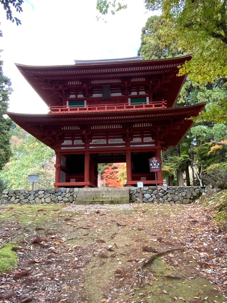平成の終りごろに修復されたそうで鮮やかな朱色の仁王門カシャ！